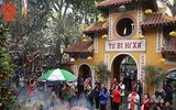 Người dân Hà Nội đến chùa cầu may mắn sáng mùng 1 Tết